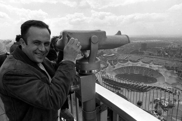 Der spanische Sportjournalist Garcia Olano aus Bilbao besichtigt das Münchner Olympiagelände