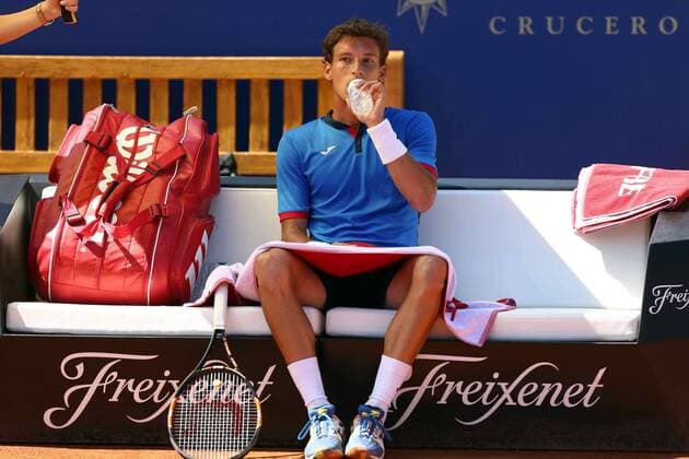 Spanish tennis player Pablo Carreno rests during his 64th Barcelona Open Banc Sabadell Conde de Godo tournament s first round match against Ubek Denis Istomin in Barcelona, northeastern Spain, 19 April 2016. The tournament runs in Barcelona from April 18th to 24th 2016. Pablo Carreno vs. Denis Istomin !ACHTUNG: NUR REDAKTIONELLE NUTZUNG!  20160419-635966718892788722