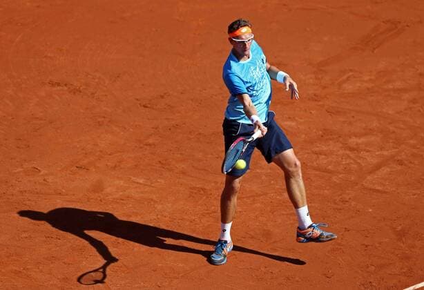 Ubek tennis player Denis Istomin hits the ball against Spanish Pablo Carreno during their 64th Barcelona Open Banc Sabadell Conde de Godo tournament s first round match in Barcelona, northeastern Spain, 19 April 2016. The tournament runs in Barcelona from April 18th to 24th 2016. Pablo Carreno vs. Denis Istomin !ACHTUNG: NUR REDAKTIONELLE NUTZUNG!  20160419-635966719567800722