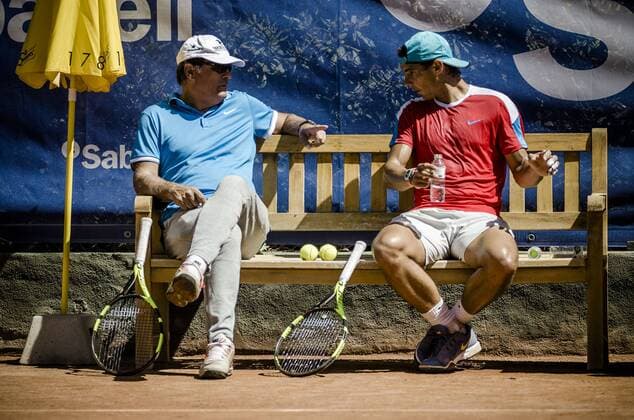 Bilder des Tages - SPORT April 19, 2016 - Barcelona, Catalonia, Spain - RAFAEL NADAL (ESP) discusses with his trainer TONI NADAL (L) during a training session at the second day of the Barcelona Open Banc Sabadell 2016 Training Sessions Of Top Seeded Players At Barcelona Open 2016 - ZUMAo105