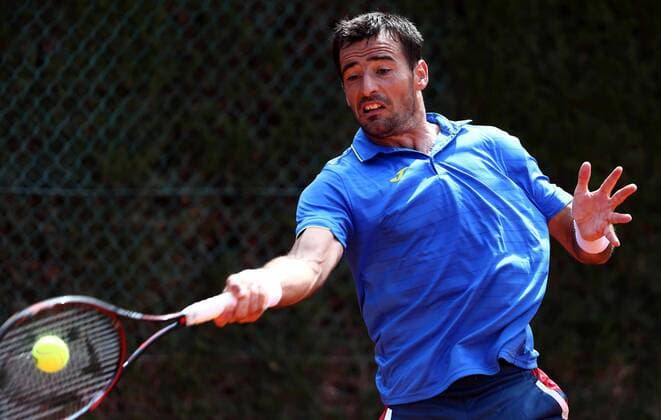 Croatian tennis player Ivan Dodig returns the ball to Argentinian Pedro Cachin during their Barcelona Open Banc Sabadell Conde de Godo tournament first round match in Barcelona, northeastern Spain, 19 April 2016. The tournament runs in Barcelona from 18 until 24 April 2016. PEDRO CACHIN VS IVAN DODIG !ACHTUNG: NUR REDAKTIONELLE NUTZUNG!  20160419-635966796981043932