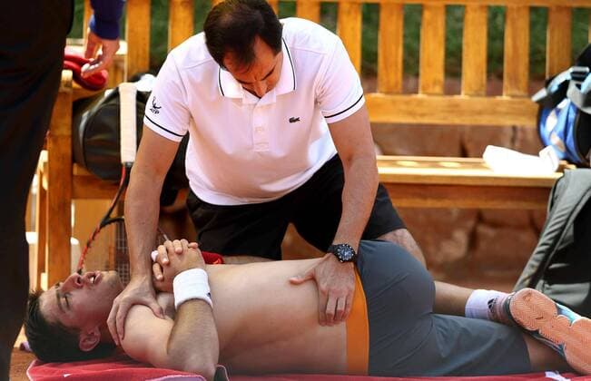 Argentinian tennis player Pedro Cachin receives medical care during the first round match at Barcelona Open Banc Sabadell Conde de Godo tournament played against Croatian Ivan Dodig in Barcelona, northeastern Spain, 19 April 2016. The tournament runs in Barcelona from 18 until 24 April 2016. PEDRO CACHIN VS IVAN DODIG !ACHTUNG: NUR REDAKTIONELLE NUTZUNG!  20160419-635966798308337932