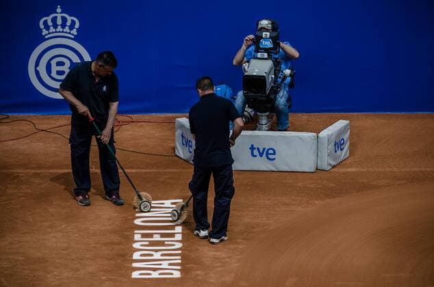 Bilder des Tages - SPORT April 19, 2016 - Barcelona, Catalonia, Spain - Workers clean the word Barcelona on the ground of the centre court after a match during the first round of the Barcelona Open Banc Sabadell 2016 Granollers Reaches Round Two In Barcelona Open Banc Sabadell 2016 - ZUMAo105