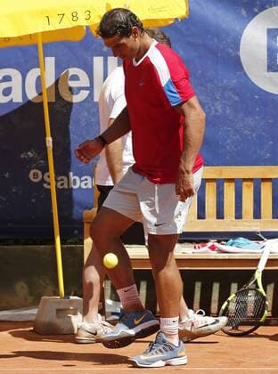 BARCELONA -april 19- SPAIN: Rafa Nadal plays football with a tennis ball during the training in the Open Banc Sabadell, 64 Trophy Conde de Godo, played on the RCT Barcelona1899, on april 19, 2016. Photo: Joan Valls Urbanandsport Cordon Press  xJoanxValls Urbanandsportx xBARCELONA-OPEN-BANC-SABADELL-TENNISx