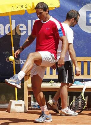 BARCELONA -april 19- SPAIN: Rafa Nadal plays football with a tennis ball during the training in the Open Banc Sabadell, 64 Trophy Conde de Godo, played on the RCT Barcelona1899, on april 19, 2016. Photo: Joan Valls Urbanandsport Cordon Press  xJoanxValls Urbanandsportx xBARCELONA-OPEN-BANC-SABADELL-TENNISx