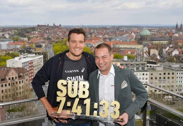 Bilder des Tages - SPORT Triathlon - DATEV Challenge Roth - Frühjahrs Pressekonferenz - Merz - Jan Frodeno (links), Felix Walchsdörfer (rechts)