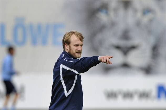 Daniel BIEROFKA (Trainer 1860) ,Gestik,gibt Anweisungen, Training TSV 1860 MUENCHEN. Liga2,Fussball 2. Bundesliga,Saison 2015 16,am 19.04.2016.