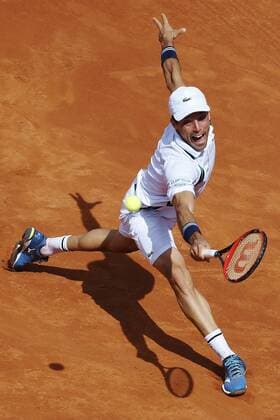 Spanish tennis player Roberto Bautista returns the ball to Russian Karen Khachanov during their Barcelona Open Banc Sabadell Conde de Godo Trophy first round match in Barcelona, northeastern Spain, 19 April 2016. The tournament runs in Barcelona from 18 until 24 April 2016. KAREN KHACHANOV VS ROBERTO BAUTISTA !ACHTUNG: NUR REDAKTIONELLE NUTZUNG!  20160419-635966861617735534