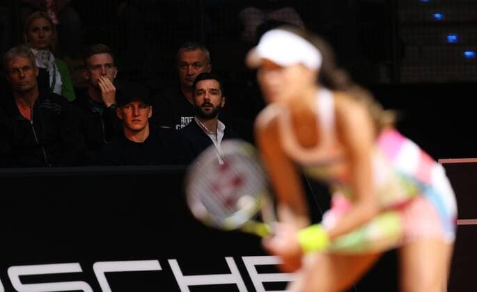 Stuttgart Porsche Tennis Grand Prix 2016, Bastian Schweinsteiger mit Kappi (vorn links) schaut beim Spiel seiner Freundin Ana Ivanovic zu