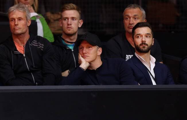 Stuttgart Porsche Tennis Grand Prix 2016, Bastian Schweinsteiger mit Kappi (vorn links) schaut beim Spiel seiner Freundin Ana Ivanovic zu