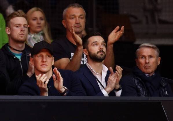 Stuttgart Porsche Tennis Grand Prix 2016, Bastian Schweinsteiger mit Kappi (vorn links) schaut beim Spiel seiner Freundin Ana Ivanovic zu