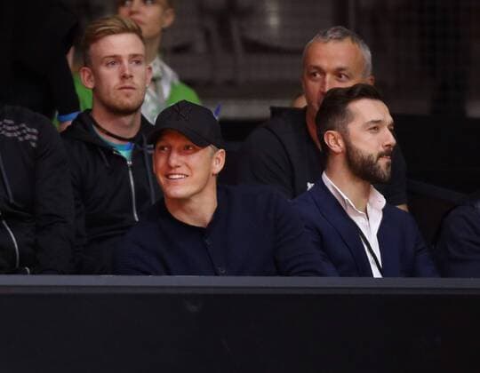 Stuttgart Porsche Tennis Grand Prix 2016, Bastian Schweinsteiger mit Kappi (vorn links) schaut beim Spiel seiner Freundin Ana Ivanovic zu