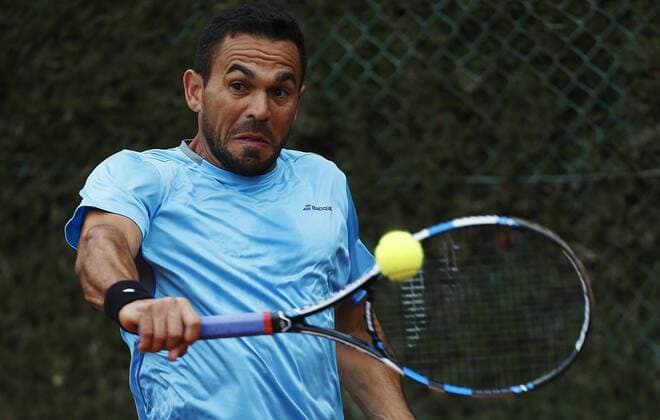 Dominican tennis player Victor Estrella returns the ball during a Barcelona Open Banc Sabadell-Trofeo Godo match before French Jeremy Chardy held in Barcelona, Catalonia, Spain, 19 April 2016, where Chardy won two sets 7-5 and 6-2. EFE Alejandro Garcia JEREMY CHARDY VS VICTOR ESTRELLA !ACHTUNG: NUR REDAKTIONELLE NUTZUNG!  BCN002 20160419-635966915694044986