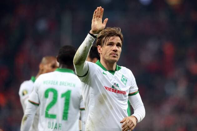 Bilder des Tages - SPORT Muenchen Clemens Fritz ( SV Werder Bremen ) nach der Niederlage, FC Bayern Muenchen vs. SV Werder Bremen, Fussball, DFB Pokal Halbfinale, 19.04.2016, Copyright: Langerx xEibner-Pressefoto EP_HLR