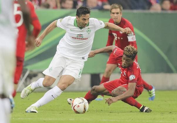 Claudio PIZARRO, BRE 14 Zweikampf , Aktion um den Ball gegen Kingsley COMAN, FCB 29 FC BAYERN MUENCHEN - SV WERDER BREMEN 2-0 Fussball DFB-Pokal, Muenchen am 19.04.2016 Halbfinale, Saison 2015 2016, FCB, München,