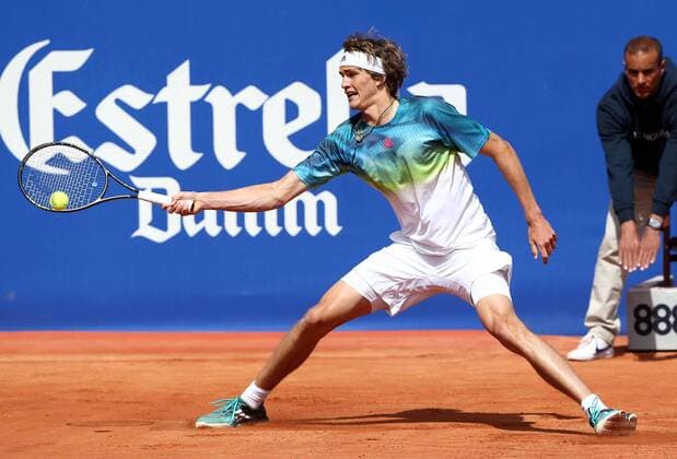 German tennis player Alexander Zverev returns the ball to Brazilian Thomaz Belluci during their Barcelona Open Banc Sabadell Conde de Godo Trophy second round match held in Barcelona, Spain, on 20 April 2016. Zverev won 6-3, 6-7 y 7-5. EFE Toni Albir Barcelona Open Banc Sabadell Conde de Godo Trophy !ACHTUNG: NUR REDAKTIONELLE NUTZUNG!  20160420-635967602037473963