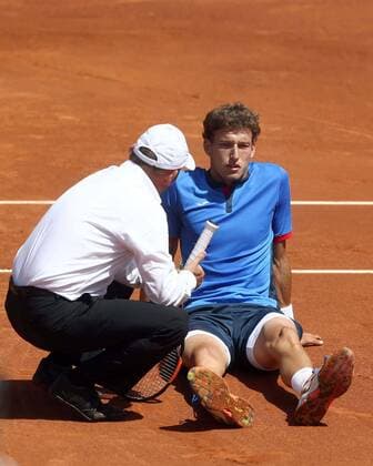 Tennis, Barcelona Open, Philipp Kohlschreiber - Pablo Carreno Spanish tennis player Pablo Carreno chats with the referee during the Barcelona Open Banc Sabadell Conde de Godo Trophy second round match against German Philipp Kohlscreiber held in Barcelona, Spain, on 20 April 2016. Kohlscreiber won 6-2 y 6-1. EFE Toni Albir Barcelona Open Banc Sabadell Conde de Godo Trophy !ACHTUNG: NUR REDAKTIONELLE NUTZUNG!  20160420-635967623509920270