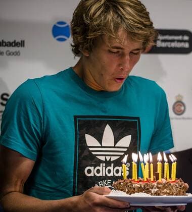 Bilder des Tages - SPORT April 20, 2016 - Barcelona, Catalonia, Spain - ALEXANDER ZVEREV (GER) receives a birthday cake for his 19th birthday during a press conference PK Pressekonferenz after his victory over Thomaz Belluci (BRA) during the 2nd round of the Barcelona Open Banc Sabadell 2016. Zverev wins in three sets 6-3, 6-7, 7-5 Alexander Zverev Press Conference - Round Two Barcelona Open - ZUMAo105