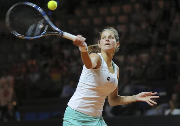 Julia GOERGES, GER in Aktion Halbfigur, Freisteller , Aktion, Einzelbild, Portrait, Porträt, Turnier WTA Tennis Damen Damen Tennis Grand Prix Porsche in Stuttgart , 20.04.2016