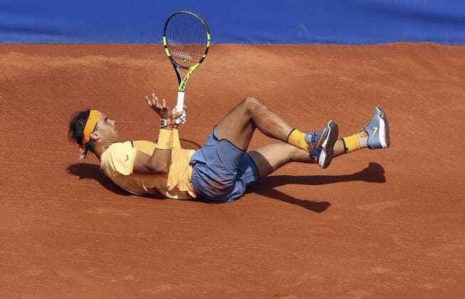 Tennis, Barcelona Open, Rafael Nadal streitet nach Sturz mit den Offiziellen Spanish tennis player Rafael Nadal during the Barcelona Open Banc Sabadell Conde de Godo Trophy second round match played against countryman Marcel Granollers in Barcelona, northeastern Spain, 20 April 2016. The tournament runs in Barcelona from 18 until 24 April 2016. RAFAEL NADAL VS MARCEL GRANOLLERS !ACHTUNG: NUR REDAKTIONELLE NUTZUNG!  20160420-635967713011453386