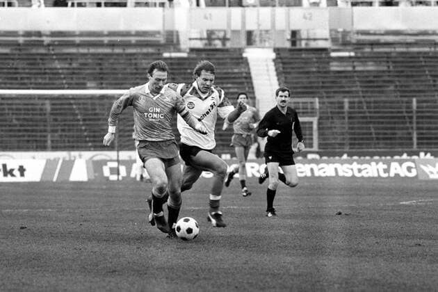 Stuttgarter Kickers - Eintracht Frankfurt: Wolfgang Wolf (li., Stuttgart) gegen Karl Heinz Charly Körbel (Frankfurt)
