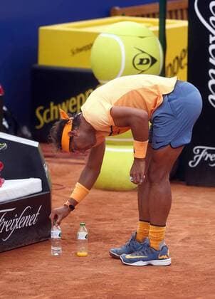 Tennis, Barcelona Open, Rafael Nadal streitet nach Sturz mit den Offiziellen Spanish tennis player Rafael Nadal during the Barcelona Open Banc Sabadell Conde de Godo Trophy second round match played against countryman Marcel Granollers in Barcelona, northeastern Spain, 20 April 2016. The tournament runs in Barcelona from 18 until 24 April 2016. RAFAEL NADAL VS MARCEL GRANOLLERS !ACHTUNG: NUR REDAKTIONELLE NUTZUNG!  20160420-635967720245691726