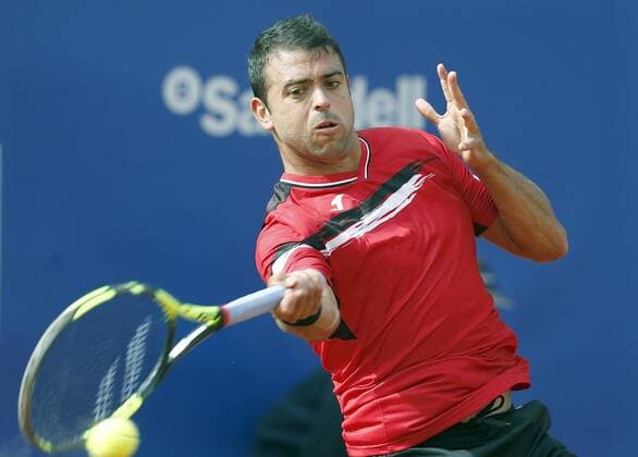 Spanish tennis player Inigo Cervantes returns the ball to Russian Andrey Kuznetsov during their Barcelona Open Banc Sabadell Conde de Godo Trophy second round match in Barcelona, northeastern Spain, 20 April 2016. The tournament runs in Barcelona from 18 until 24 April 2016. ANDREY KUZNETSOV VS INIGO CERVANTES !ACHTUNG: NUR REDAKTIONELLE NUTZUNG!  20160420-635967723621170752