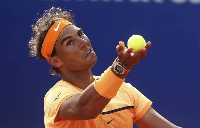 Spanish tennis player Rafael Nadal serves to countryman Marcel Granollers during their Barcelona Open Banc Sabadell Conde de Godo Trophy second round match in Barcelona, northeastern Spain, 20 April 2016. The tournament runs in Barcelona from 18 until 24 April 2016. RAFAEL NADAL VS MARCEL GRANOLLERS !ACHTUNG: NUR REDAKTIONELLE NUTZUNG!  20160420-635967732978662843