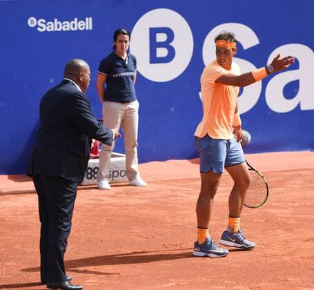 Tennis, Barcelona Open, Rafael Nadal streitet nach Sturz mit den Offiziellen Rafa discussion with Chair Ump Carlos Bernardes regarding issue with the court TENNIS BARCELONA SPAIN HISZPANIA  JMC_6478