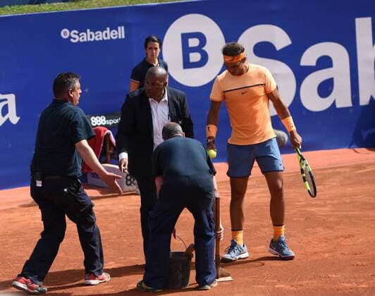 Tennis, Barcelona Open, Rafael Nadal streitet nach Sturz mit den Offiziellen Court repair team NAPRAWA KORTU TENNIS BARCELONA SPAIN HISZPANIA  JMC_6487
