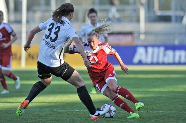 20.04.2016, xmhx, Fussball 1.Bundesliga Damen, 1.FFC Frankfurt - SC Freiburg, emspor, v.l. Carolin Schiewe (SC Freiburg), Mandy Islacker (1. FFC Frankfurt)