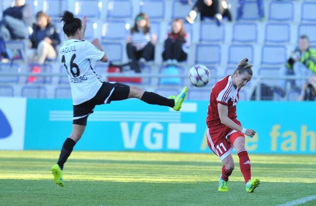 20.04.2016, xmhx, Fussball 1.Bundesliga Damen, 1.FFC Frankfurt - SC Freiburg, emspor, v.l. Lina Magull (SC Freiburg), Simone Laudehr (1. FFC Frankfurt)
