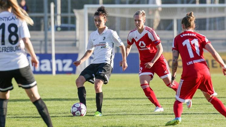 v.li.: Lina Maria Magull (Freiburg, 16), Torschützin zum 0:1, Sophie Schmidt (Frankfurt, 12), Fussball, Allianz Frauen-Bundesliga, 1. FFC Frankfurt - SC Freiburg, xozx