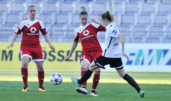 20.04.2016, xmhx, Fussball 1.Bundesliga Damen, 1.FFC Frankfurt - SC Freiburg, emspor, v.l. Laura Stoerzel (1. FFC Frankfurt), Simone Laudehr (1. FFC Frankfurt), Jenista Clark (SC Freiburg)