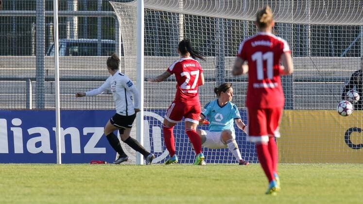 v.li.: Sandra Starke (Freiburg, 13) erzielt das Tor zum 0:2, Anne-Kathrine Kremer (Torwart, Frankfurt, 30) kann dem Ball nur Hinterherschauen, Fussball, Allianz Frauen-Bundesliga, 1. FFC Frankfurt - SC Freiburg, xozx