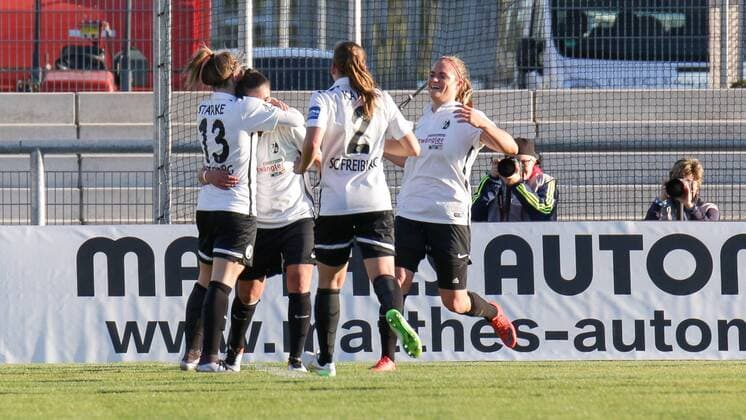 v.li.: Torschützin Sandra Starke (Freiburg, 13), Hasret Kayikci (Freiburg, 11), Lisa Karl (Freiburg, 2), Clara Schöne (Clara Schoene, Freiburg, 27) jubeln über das 0:2, Jubel, Torjubel, Torerfolg, celebrate the goal, goal, celebration, Jubel ueber das Tor, optimistisch, Action, Aktion, Fussball, Allianz Frauen-Bundesliga, 1. FFC Frankfurt - SC Freiburg, xozx
