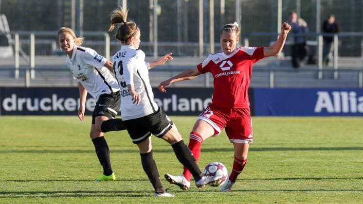 v.li.: Sandra Starke (Freiburg, 13), Sophie Schmidt (Frankfurt, 12), Zweikampf, Duell, duel, tackle, Dynamik, Action, Aktion, Fussball, Allianz Frauen-Bundesliga, 1. FFC Frankfurt - SC Freiburg, xozx