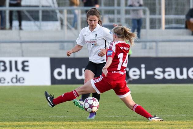 v.li.: Anja Maike Hegenauer (Freiburg, 24), Jackie Groenen (Frankfurt, 14), Zweikampf, Duell, duel, tackle, Dynamik, Action, Aktion, Fussball, Allianz Frauen-Bundesliga, 1. FFC Frankfurt - SC Freiburg, xozx