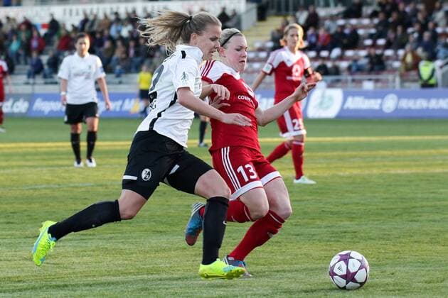 v.li.: Lena Petermann (Freiburg, 22), Marith Prießen (Marith Priessen, Frankfurt, 13), Zweikampf, Duell, duel, tackle, Dynamik, Action, Aktion, Fussball, Allianz Frauen-Bundesliga, 1. FFC Frankfurt - SC Freiburg, xozx