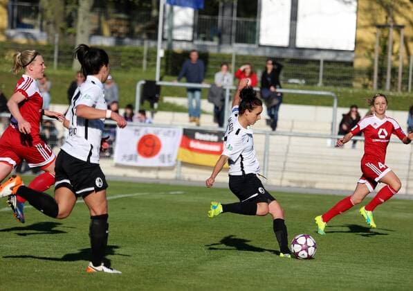 20.04.2016 xcex Frankfurt am Main, Allianz Frauen-Bundesliga Saison 2015 2016 FFC Frankfurt gegen SC Freiburg Tor zum 0:1 Lina Magull (SC Freiburg)