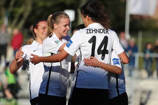 20.04.2016 xcex Frankfurt am Main, Allianz Frauen-Bundesliga Saison 2015 2016 FFC Frankfurt gegen SC Freiburg Torjubel nach dem Tor zum 0:1 Lina Magull (SC Freiburg)