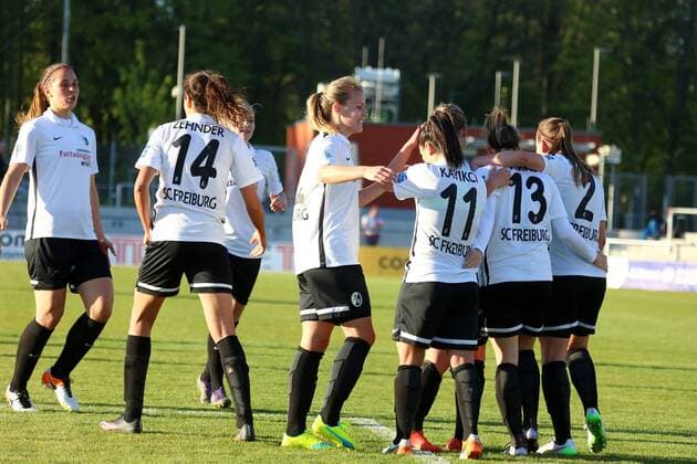 20.04.2016 xcex Frankfurt am Main, Allianz Frauen-Bundesliga Saison 2015 2016 FFC Frankfurt gegen SC Freiburg Torjubel nach dem Tor zum 0:2 durch Sarah Puntigam (SC Freiburg)