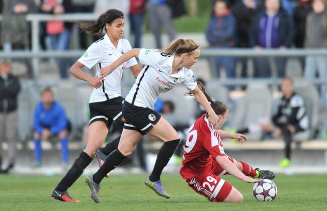 20.04.2016, xmhx, Fussball 1.Bundesliga Damen, 1.FFC Frankfurt - SC Freiburg, emspor, v.l. Sarah Puntigam (SC Freiburg), Nadine Anstatt (1. FFC Frankfurt)