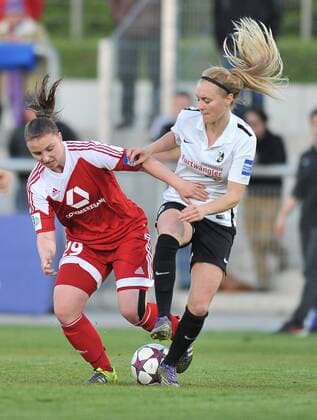 20.04.2016, xmhx, Fussball 1.Bundesliga Damen, 1.FFC Frankfurt - SC Freiburg, emspor, v.l. Nadine Anstatt (1. FFC Frankfurt), Sarah Puntigam (SC Freiburg)