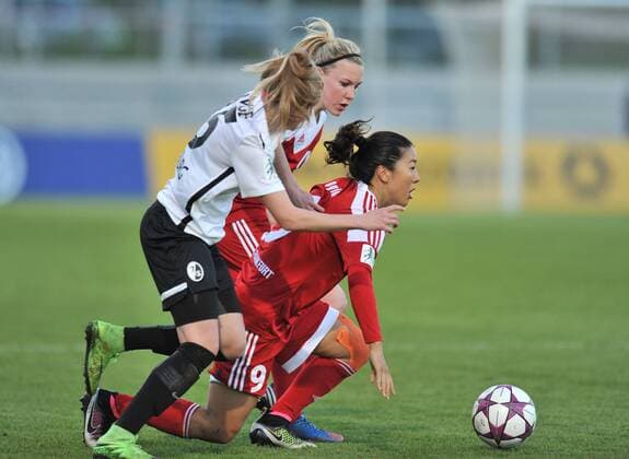 20.04.2016, xmhx, Fussball 1.Bundesliga Damen, 1.FFC Frankfurt - SC Freiburg, emspor, v.l. Kim Fellhauer (SC Freiburg), Yuki Ogimi (1. FFC Frankfurt)