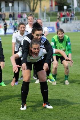 20.04.2016 Frankfurt am Main, Allianz Frauen-Bundesliga Saison 2015 2016 FFC Frankfurt gegen SC Freiburg Schlussjubel beim SC Freiburg Carolin Schiewe hat die Torschützin zum 0:1 Lina Magull (FC Freiburg) auf dem Rücken