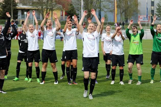 20.04.2016 Frankfurt am Main, Allianz Frauen-Bundesliga Saison 2015 2016 FFC Frankfurt gegen SC Freiburg Schlussjubel beim SC Freiburg Jubel bei den Spielerinnen des SC Freiburg