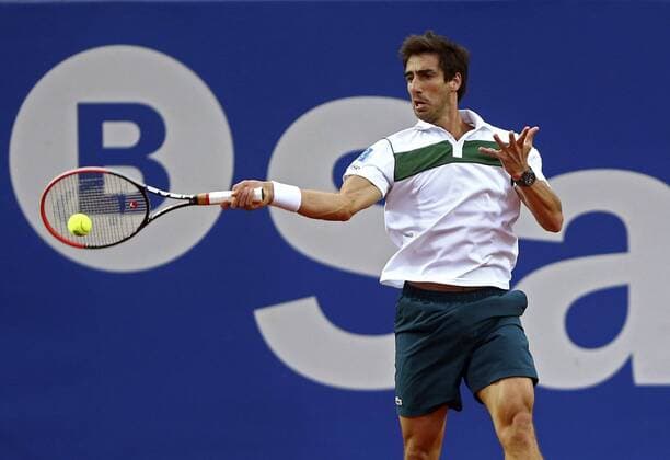 Uruguayan tennis player Pablo Cuevas returns the ball to Spanish Albert Ramos-Vinolas during a Conde Godo Barcelona Tennis Open Banc Sabadell match held at Real Tennis Club of Barcelona, Catalonia, Spain, 20 April 2016. Fognini won 3-6, 6-0 and 6-1. PABLO CUEVAS VS ALBERT RAMOS-VINOLAS !ACHTUNG: NUR REDAKTIONELLE NUTZUNG!  BCN005 20160420-635967828441851297