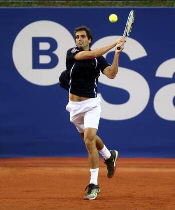 Spanish tennis player Albert Ramos-Vinolas returns the ball to Uruguayan Pablo Cuevas during a Conde Godo Barcelona Tennis Open Banc Sabadell match held at Real Tennis Club of Barcelona, Catalonia, Spain, 20 April 2016. Fognini won 3-6, 6-0 and 6-1. PABLO CUEVAS VS ALBERT RAMOS-VINOLAS !ACHTUNG: NUR REDAKTIONELLE NUTZUNG!  BCN007 20160420-635967829142280853