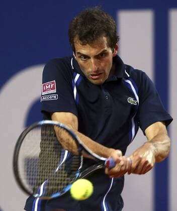 Spanish tennis player Albert Ramos-Vinolas returns the ball to Uruguayan Pablo Cuevas during a Conde Godo Barcelona Tennis Open Banc Sabadell match held at Real Tennis Club of Barcelona, Catalonia, Spain, 20 April 2016. Fognini won 3-6, 6-0 and 6-1. PABLO CUEVAS VS ALBERT RAMOS-VINOLAS !ACHTUNG: NUR REDAKTIONELLE NUTZUNG!  BCN008 20160420-635967839877511934